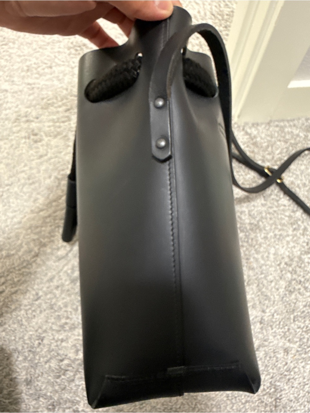 The Stowe bucket bag in black - Picture 3 of 9